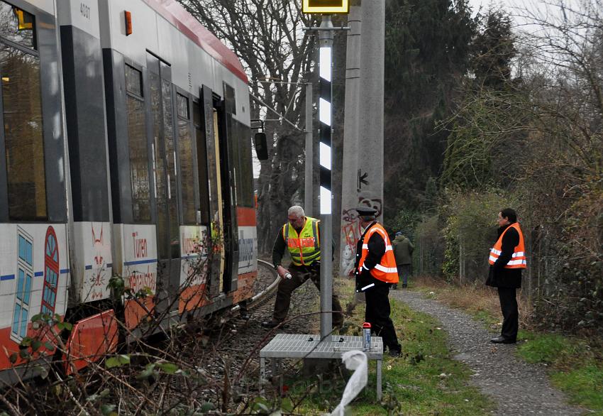 Kind unter Strassenbahn Koeln Porz Steinstr 10.JPG